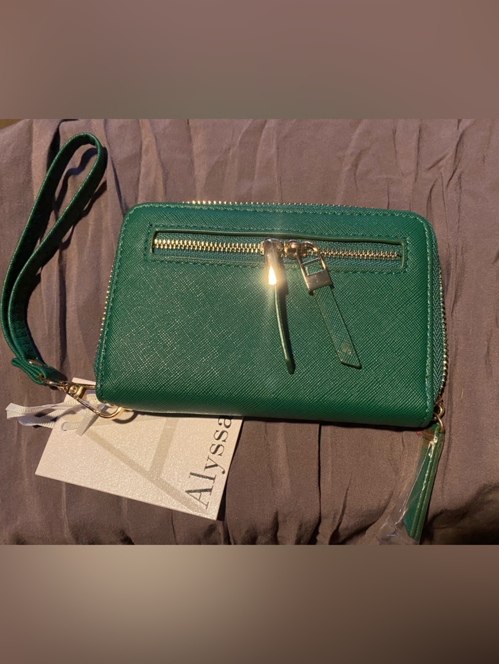 (NWT!) ALYSSA- Green Wristlet Wallet with Front Zip Pocket
